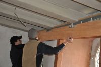 Schreiner bauen Schrank und Verkleidungen